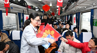 招聘會(huì)開(kāi)進(jìn)返鄉(xiāng)列車